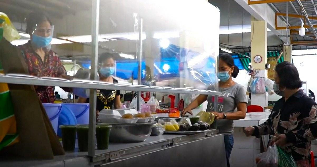 Tại các chợ sắp tới, người bán và người mua có vách ngăn để giảm thiểu nguy cơ lây nhiễm