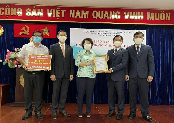Tổng lãnh sự Vương quốc Campuchia trao tặng 200.000 USD hỗ trợ TPHCM chống dịch