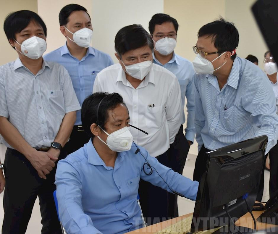 Chủ tịch UBND TPHCM Nguyễn Thành Phong kiểm tra hệ thống tiếp nhận thông tin vận chuyển bệnh nhân tại Trung tâm cấp cứu 115 TPHCM. Ảnh: Thành ủy TPHCM