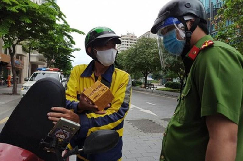 Các lực lượng chúc năng kiểm tra shipper di chuyển trên đường trong thời gian thực hiện giãn cách xã hội