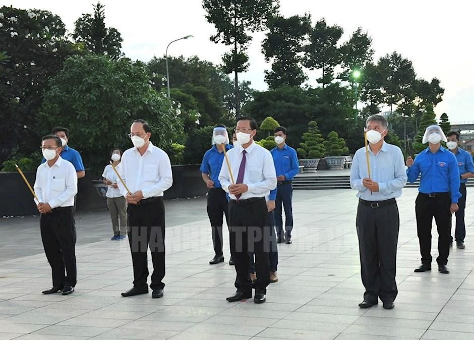 Lãnh đạo TPHCM tại lễ thắp nến tri ân các liệt sĩ tối 26/7. Ảnh: Thành ủy TPHCM