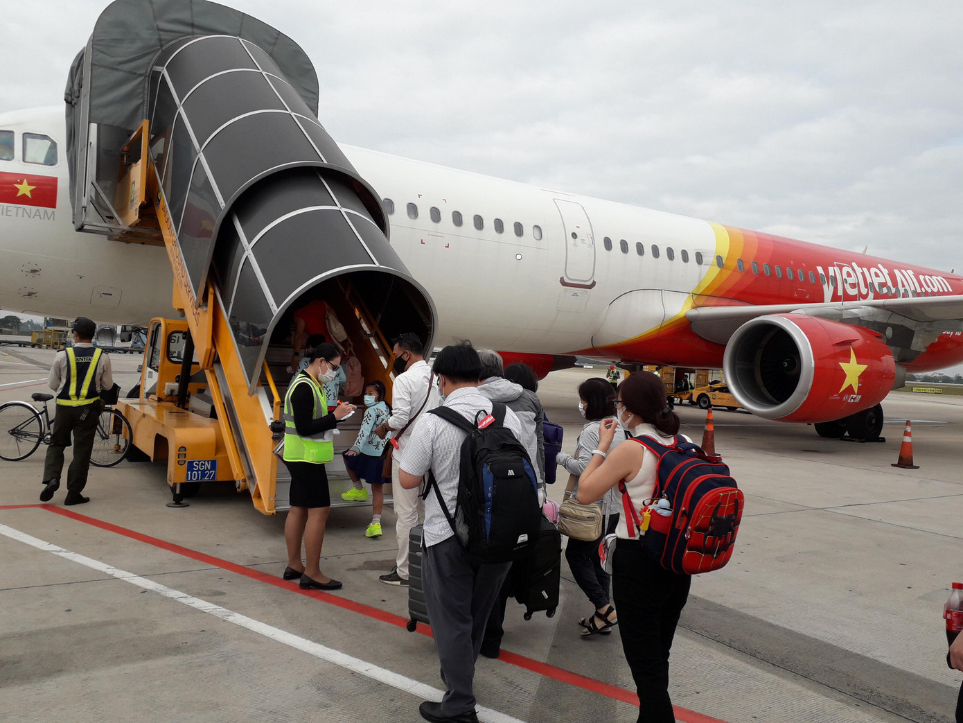 Người dân hồi hương từ TPHCM về TP Đà Nẵng sẽ được sắp xếp di chuyển bằng đường hàng không qua Cảng hàng không quốc tế Tân Sơn Nhất Người dân hồi hương từ TPHCM về TP Đà Nẵng sẽ được sắp xếp di chuyển bằng đường hàng không qua Cảng hàng không quốc tế Tân Sơn Nhất