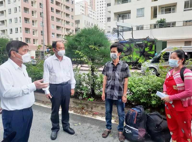 Chủ tịch UBND TPHCM Nguyễn Thành Phong trò chuyện với các bệnh nhân ra viện. Ảnh: Thành ủy TPHCM