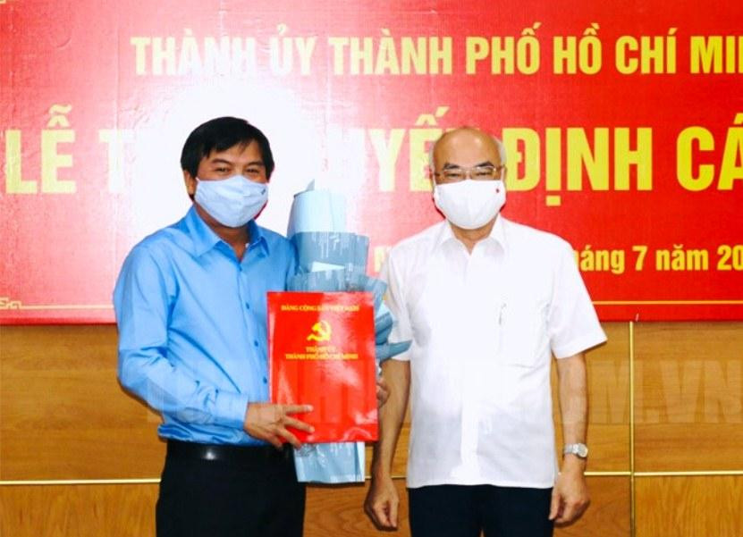 Ông Tăng Hữu Phong (trái) nhận quyết định bổ nhiệm từ Trưởng Ban Tuyên giáo Thành ủy TPHCM Phan Nguyễn Như Khuê. Ảnh: Thành ủy TPHCM