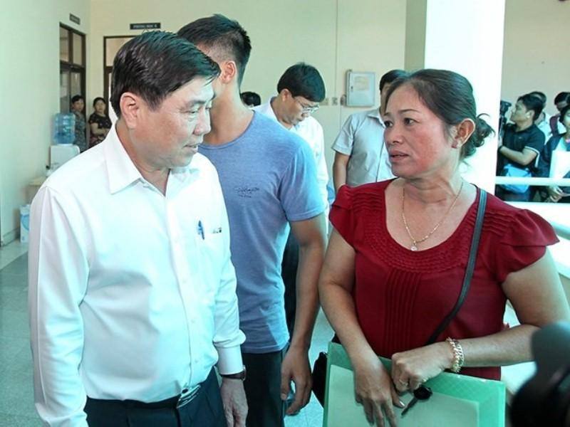 Ông Nguyễn Thành Phong gặp gỡ và đối thoại với các hộ dân đang khiếu nại tại dự án Khu đô thị mới Thủ Thiêm- ảnh tư liệu trước 27/4. Ông Nguyễn Thành Phong gặp gỡ và đối thoại với các hộ dân đang khiếu nại tại dự án Khu đô thị mới Thủ Thiêm- ảnh tư liệu trước 27/4.