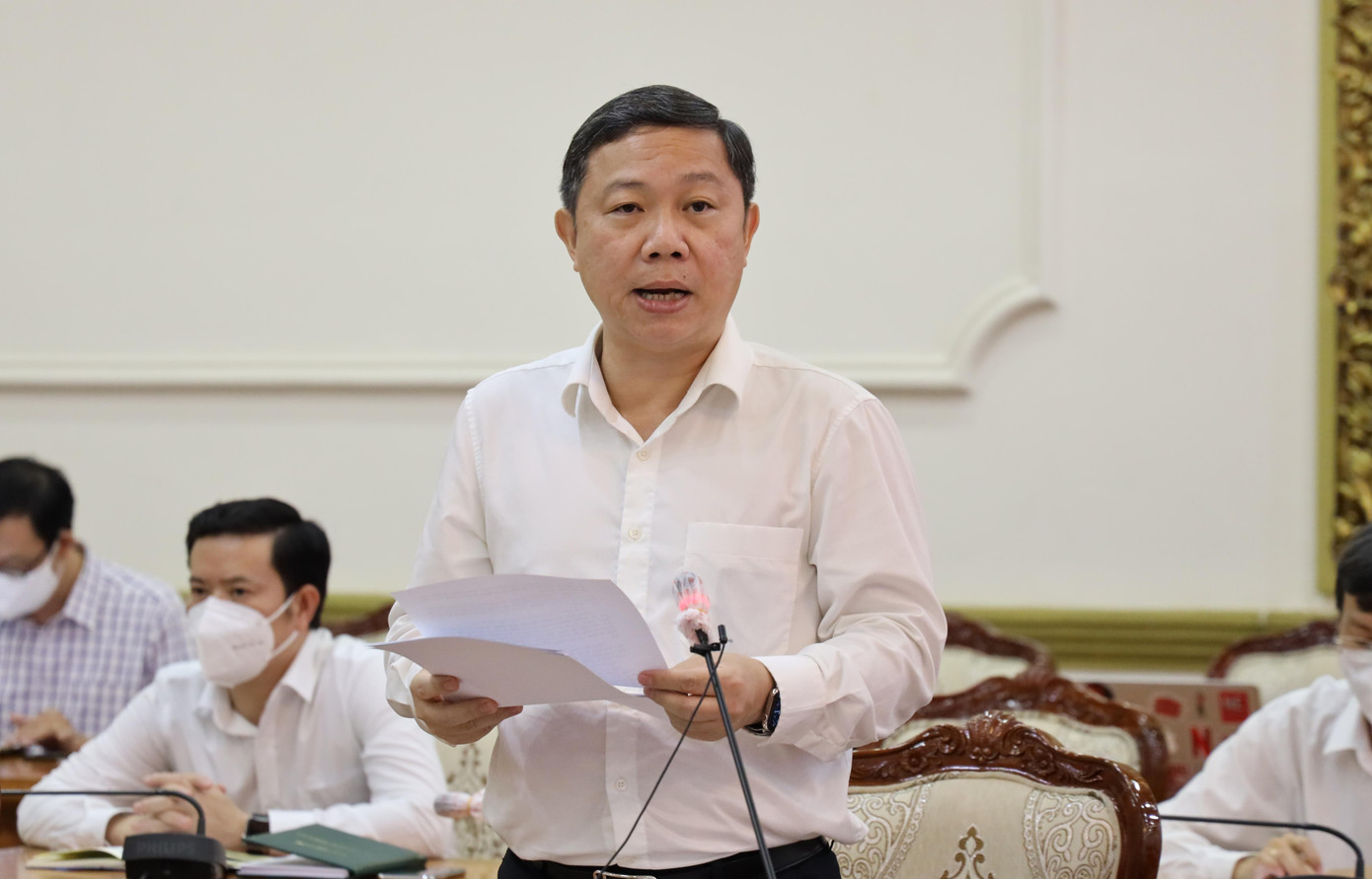 Phó Chủ tịch UBND TPHCM Dương Anh Đức báo cáo tại cuộc họp