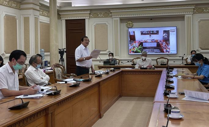 Ông Lê Minh Tấn, giám đốc Sở LĐ-TB-XH báo cáo tại cuộc họp sáng 5/7 Ông Lê Minh Tấn, giám đốc Sở LĐ-TB-XH báo cáo tại cuộc họp sáng 5/7