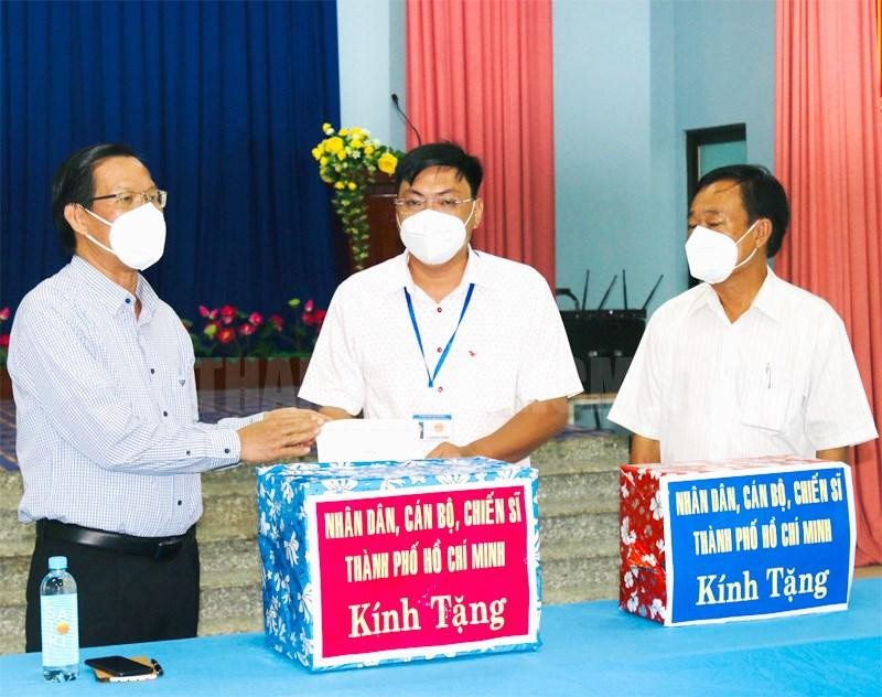 Phó Bí thư Thường trực Thành ủy TPHCM Phan Văn Mãi tặng quà cho lực lượng phòng chống dịch phường 7, quận 8. Ảnh: Thành ủy TPHCM Phó Bí thư Thường trực Thành ủy TPHCM Phan Văn Mãi tặng quà cho lực lượng phòng chống dịch phường 7, quận 8. Ảnh: Thành ủy TPHCM