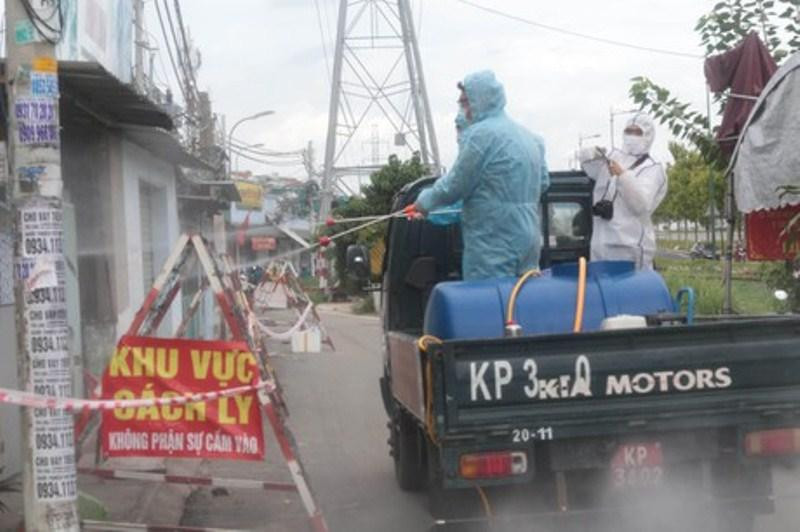 Phun xịt hóa chất khử khuẩn tại khu phong tỏa ở TP Thủ Đức sáng 23/7