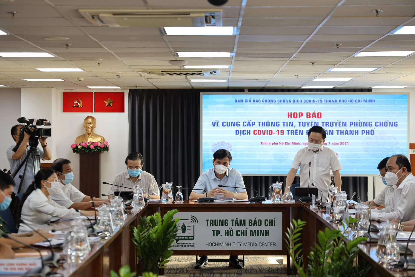 Phó Chủ tịch UBND TPHCM Lê Hòa Bình chủ trì buổi họp báo Phó Chủ tịch UBND TPHCM Lê Hòa Bình chủ trì buổi họp báo