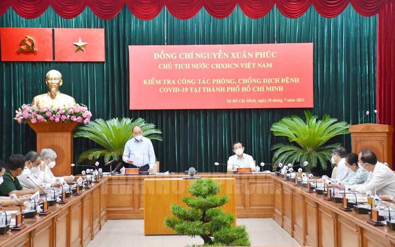Chủ tịch nước Nguyễn Xuân Phúc đồng tình với việc kéo dài thời gian giãn cách nhưng lưu ý TPHCM phải đảm bảo lương thực, thực phẩm, điện nước, viễn thông...cho người dân. Ảnh: Thành ủy TPHCM