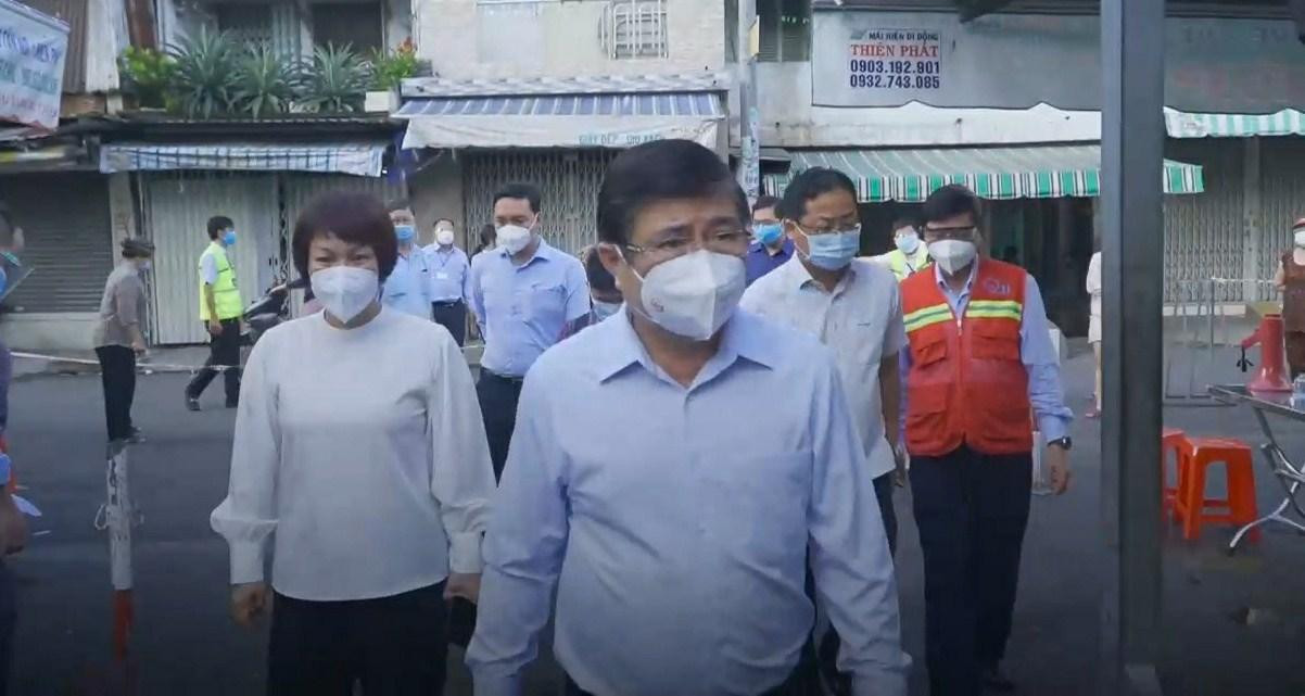 Chủ tịch UBND TPHCM Nguyễn Thành Phong kiểm tra công tác đảm bảo an toàn phòng chống dịch tại chợ Bình Thới (quận 11)