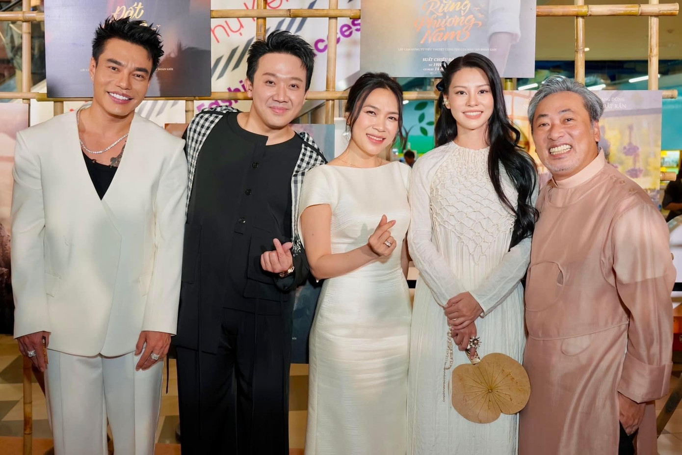 Mỹ Tâm khoe nhan sắc xinh đẹp cùng dàn đoàn làm phim Đất Rừng Phương Nam.