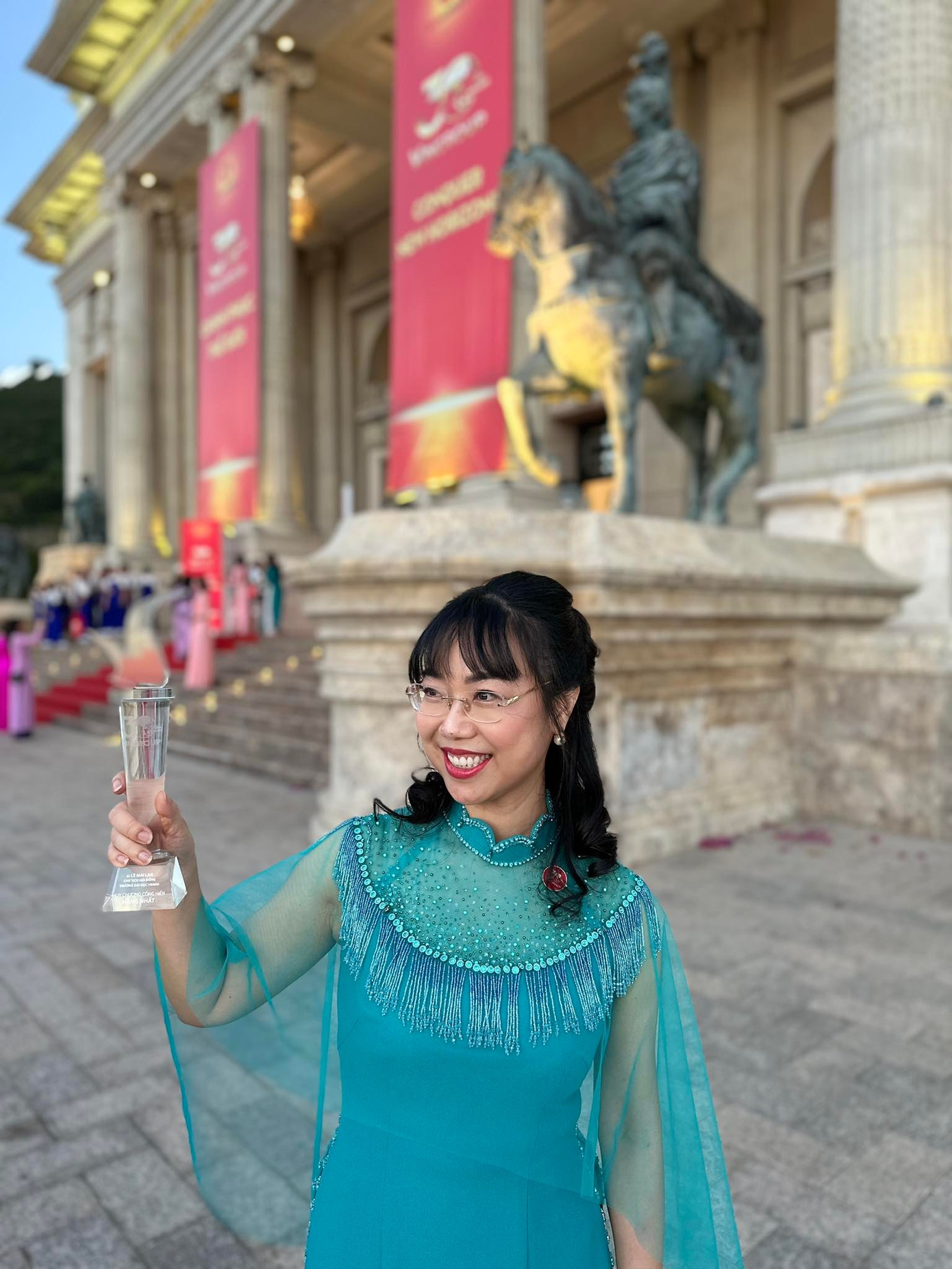 Cựu học sinh chuyên Anh trường THPT chuyên Hà Nội - Amsterdam cũng tích cực tham gia nhiều hoạt động ngoài việc học tập. Cựu học sinh chuyên Anh trường THPT chuyên Hà Nội - Amsterdam cũng tích cực tham gia nhiều hoạt động ngoài việc học tập.