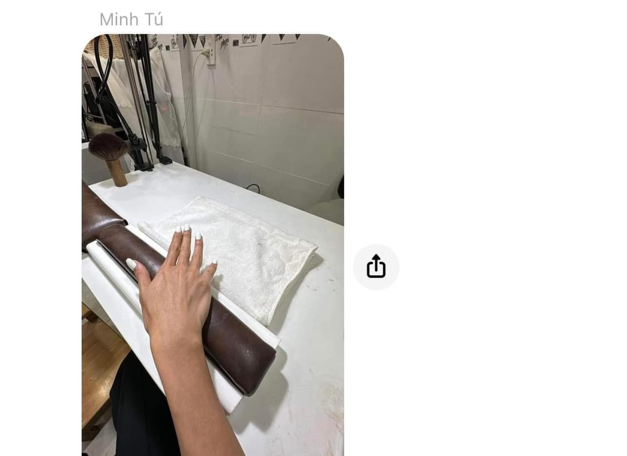 Siêu mẫu Minh Tú khoe với cô dâu bộ móng mới mình đã làm để đi ăn cưới. Siêu mẫu Minh Tú khoe với cô dâu bộ móng mới mình đã làm để đi ăn cưới.