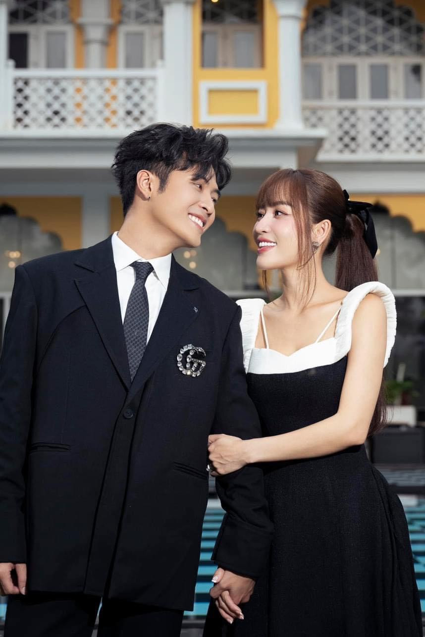 "Cặp đôi mới cưới" Gin Tuấn Kiệt - Puka trong đám cưới đồng nghiệp. "Cặp đôi mới cưới" Gin Tuấn Kiệt - Puka trong đám cưới đồng nghiệp.