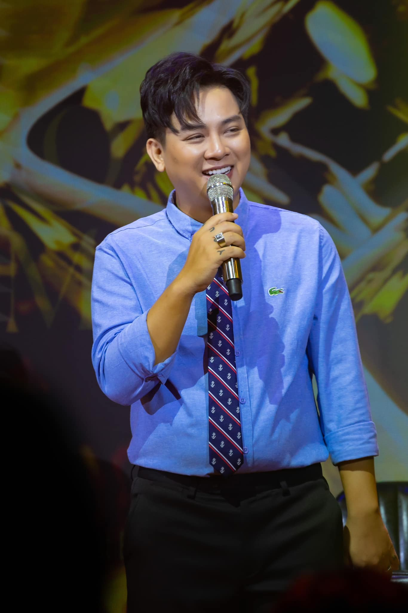 Hoài Lâm xuất hiện với phong cách lịch lãm khi biểu diễn tại một phòng trà. Hoài Lâm xuất hiện với phong cách lịch lãm khi biểu diễn tại một phòng trà.