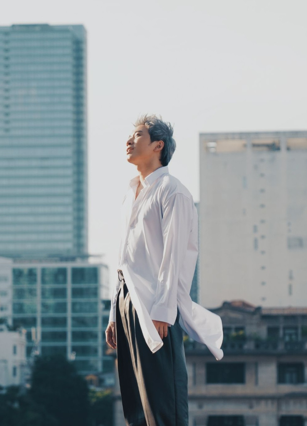 Một Karik điềm tĩnh, từng trải thay cho hình ảnh chất chơi thường thấy. Nhiều khán giả gọi anh là "K-Suy" sau MV Bạn Đời. Một Karik điềm tĩnh, từng trải thay cho hình ảnh chất chơi thường thấy. Nhiều khán giả gọi anh là "K-Suy" sau MV Bạn Đời.