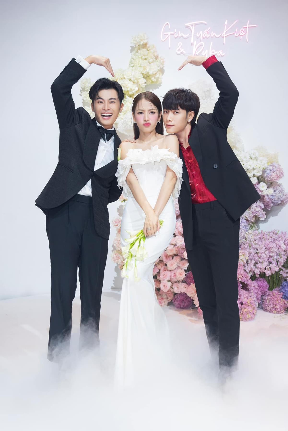 Bức ảnh chụp chung tình tứ khiến "chính thất" đứng giữa phải "chau mày". Bức ảnh chụp chung tình tứ khiến "chính thất" đứng giữa phải "chau mày".