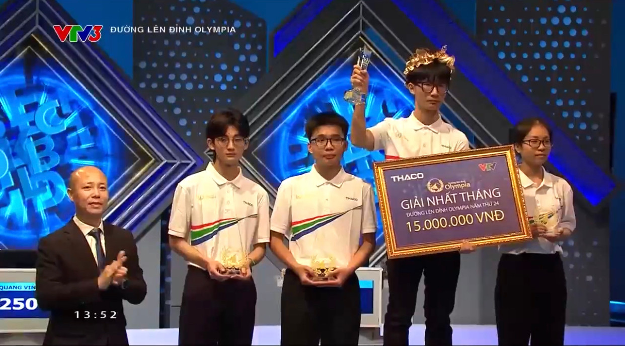 Giây phút nhận phần thưởng của 4 thí sinh. Nguồn ảnh: Đường Lên Đỉnh Olympia. Giây phút nhận phần thưởng của 4 thí sinh. Nguồn ảnh: Đường Lên Đỉnh Olympia.