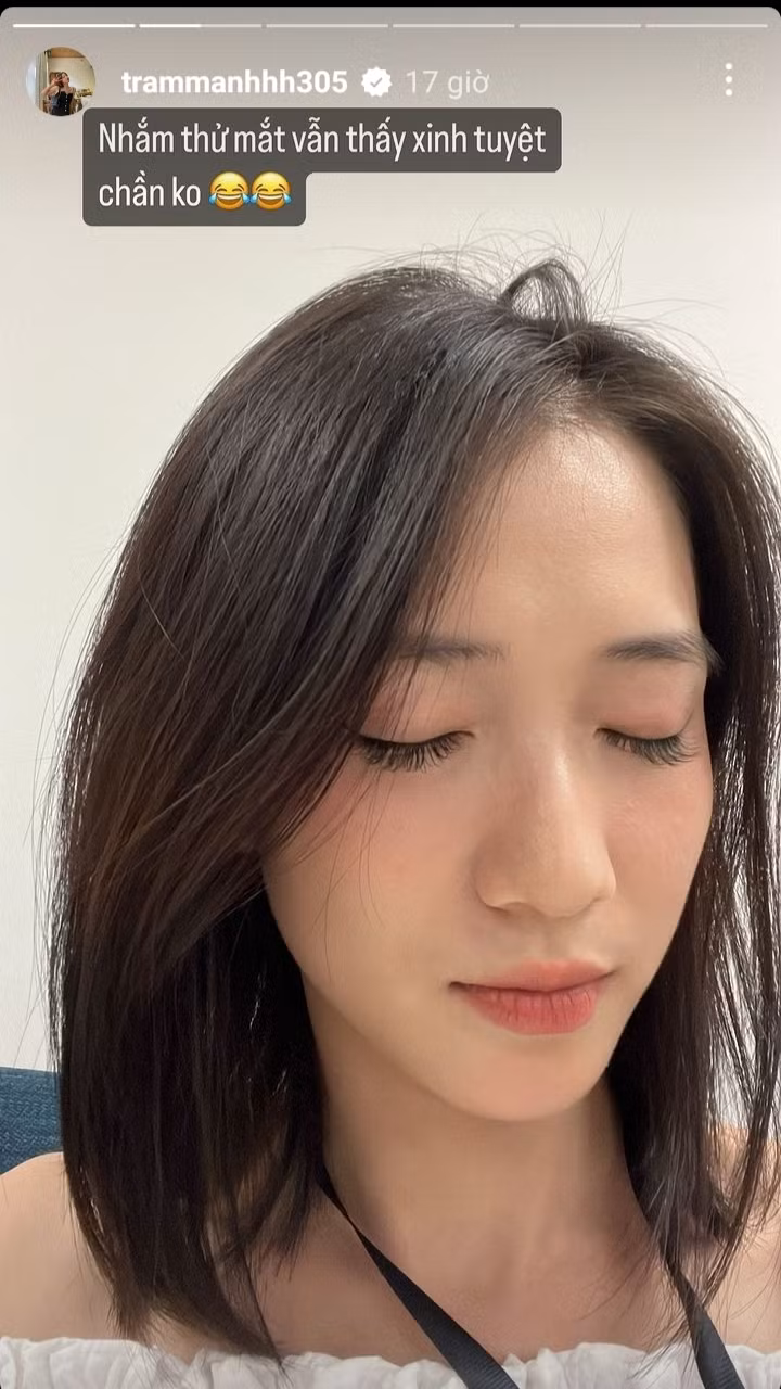 Không xuất hiện công khai trên sân khấu nhưng Trâm Anh đã chia sẻ hình ảnh make-up cực xinh đi cổ vũ cho chương trình.