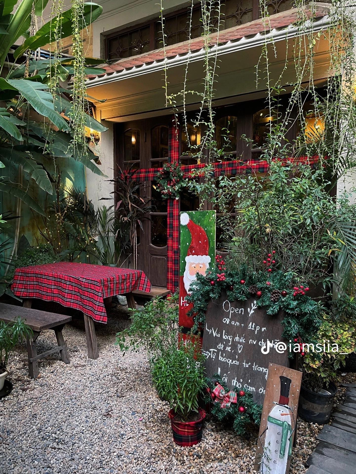 Lối vào của một chiếc Giáng sinh sân vườn. Ảnh: @iamsiia Lối vào của một chiếc Giáng sinh sân vườn. Ảnh: @iamsiia