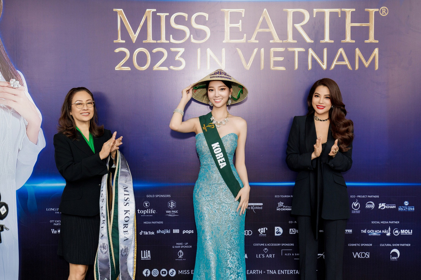 Hoa hậu Trái Đất Hàn Quốc nhận sash từ BTC.