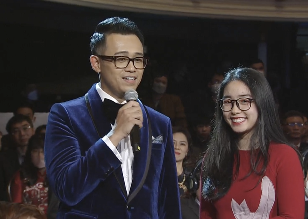 Nam Dương tạo thiện cảm cho người xem khi đối đáp trôi chảy, nụ cười dễ mến. Nam Dương tạo thiện cảm cho người xem khi đối đáp trôi chảy, nụ cười dễ mến.