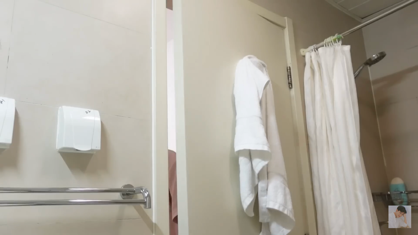 Phòng vệ sinh chính là một trong những nơi ghi điểm nhất trong mắt sinh viên Bắc Đại. - Nguồn ảnh: Khiemslays. Phòng vệ sinh chính là một trong những nơi ghi điểm nhất trong mắt sinh viên Bắc Đại. - Nguồn ảnh: Khiemslays.