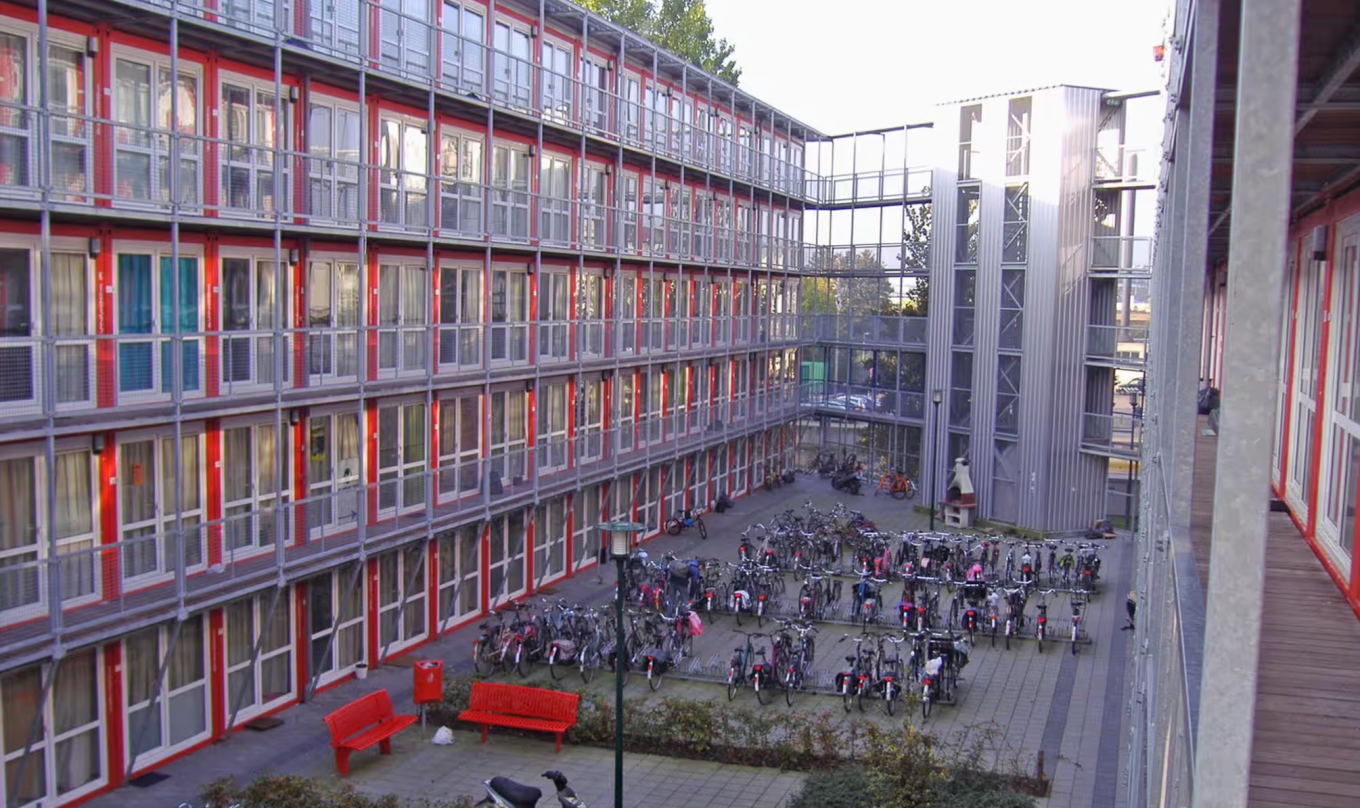 Một ngôi làng công-ten-nơ ở Amsterdam từ những năm 2015. Ảnh: Tempohouse. Một ngôi làng công-ten-nơ ở Amsterdam từ những năm 2015. Ảnh: Tempohouse.