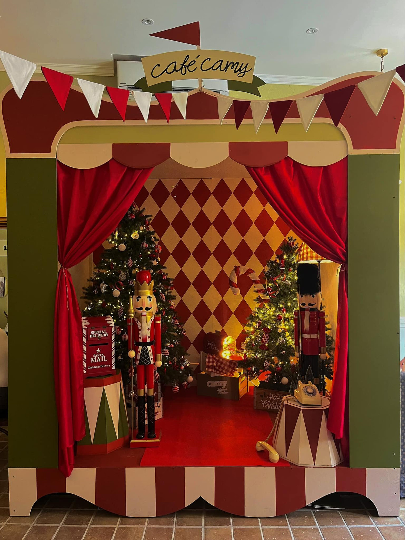 Không gian vintage cùng không khí Noel được gói gọn trong Camy. Ảnh: Thiên Trang Không gian vintage cùng không khí Noel được gói gọn trong Camy. Ảnh: Thiên Trang