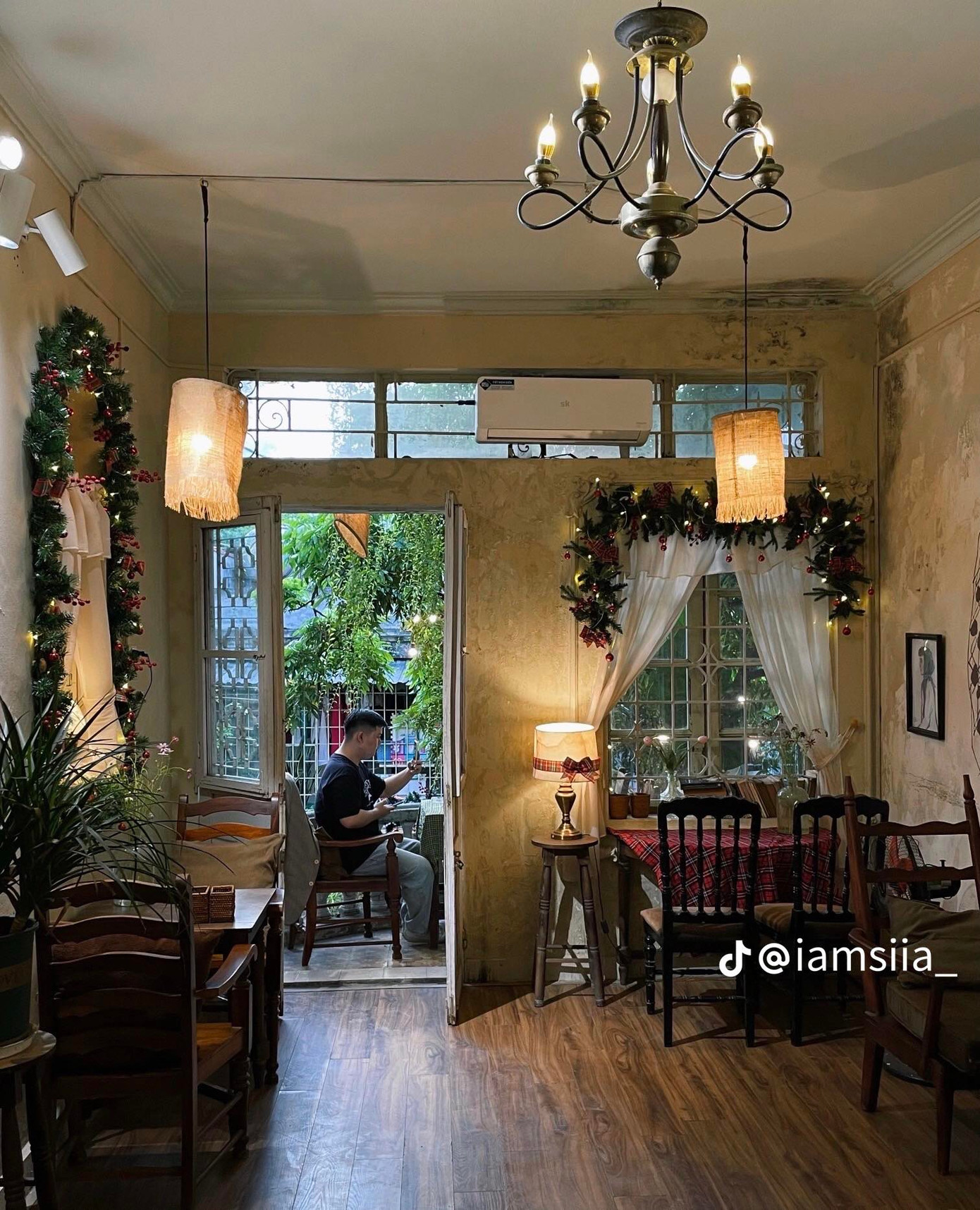 Không gian rộng và mở tại Lối Nhỏ cũng phù hợp để "chạy deadline" (Ảnh: @iamsiia) Không gian rộng và mở tại Lối Nhỏ cũng phù hợp để "chạy deadline" (Ảnh: @iamsiia)