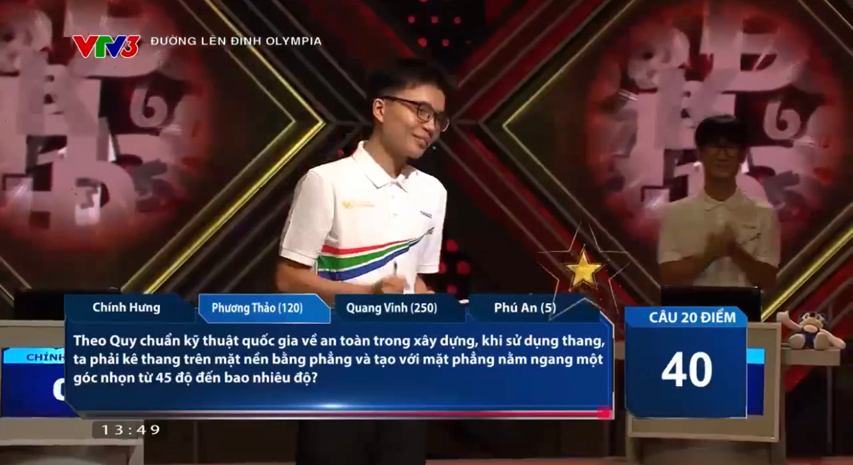 Chính Hưng nở nụ cười khi giành được điểm ở câu hỏi cuối cùng. Chính Hưng nở nụ cười khi giành được điểm ở câu hỏi cuối cùng.