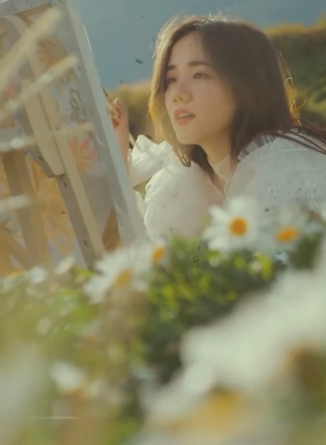 Những hình ảnh về MV mới được Phương Ly hé lộ trong teaser.