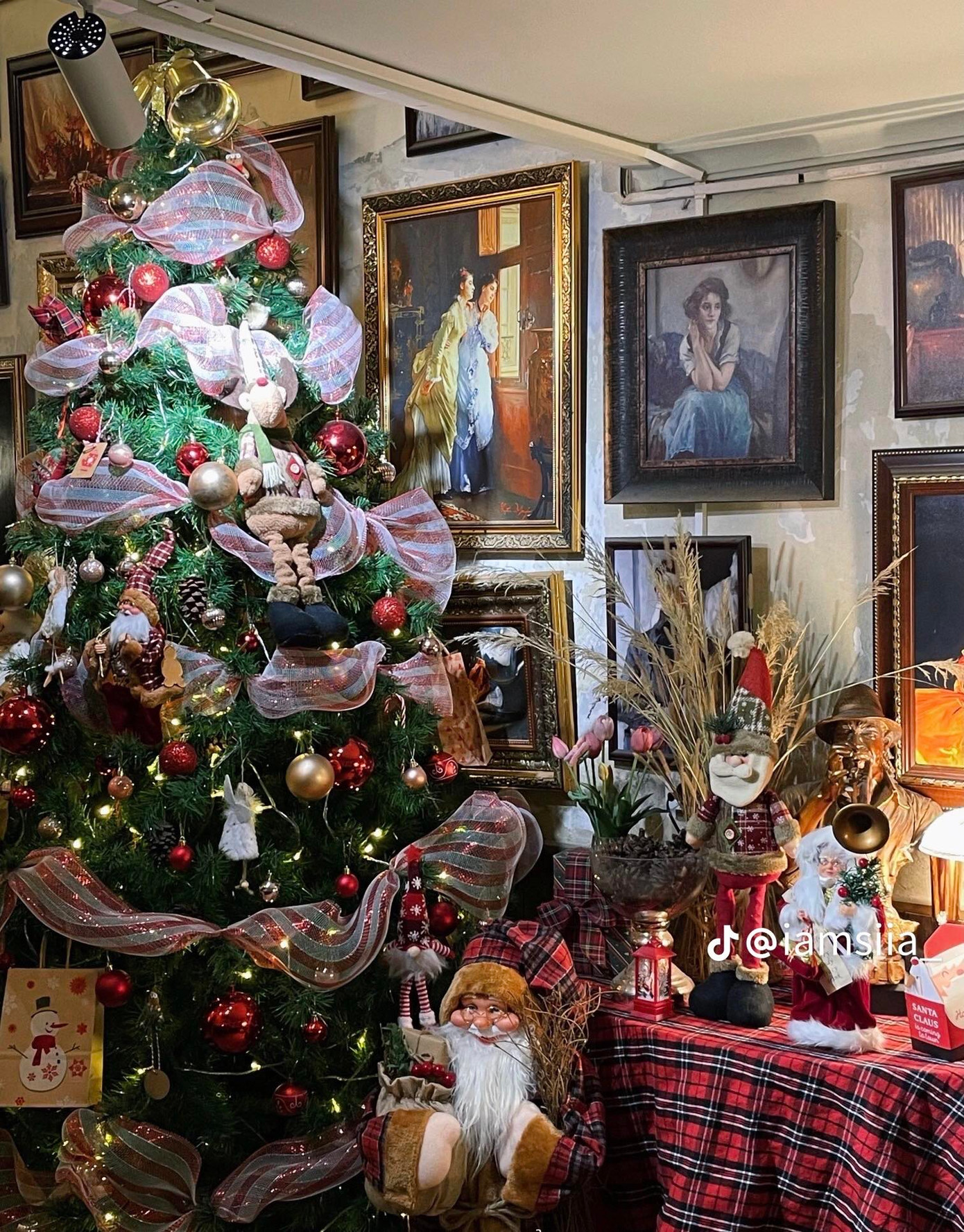 Cây thông quá xinh khiến các bạn trẻ phải trầm trồ khi đến đây. Ảnh: @iamsiia Cây thông quá xinh khiến các bạn trẻ phải trầm trồ khi đến đây. Ảnh: @iamsiia