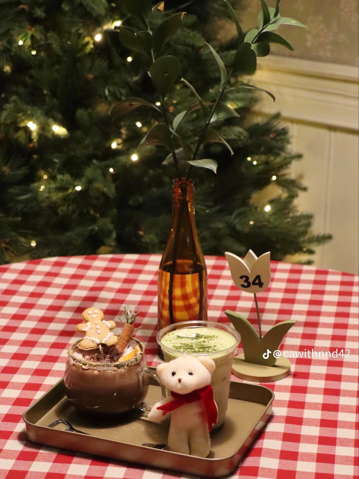 Còn gì tuyệt hơn khi nhâm nhi một cốc trà sữa dưới cây thông Noel. Ảnh: @cawithnnd42 Còn gì tuyệt hơn khi nhâm nhi một cốc trà sữa dưới cây thông Noel. Ảnh: @cawithnnd42