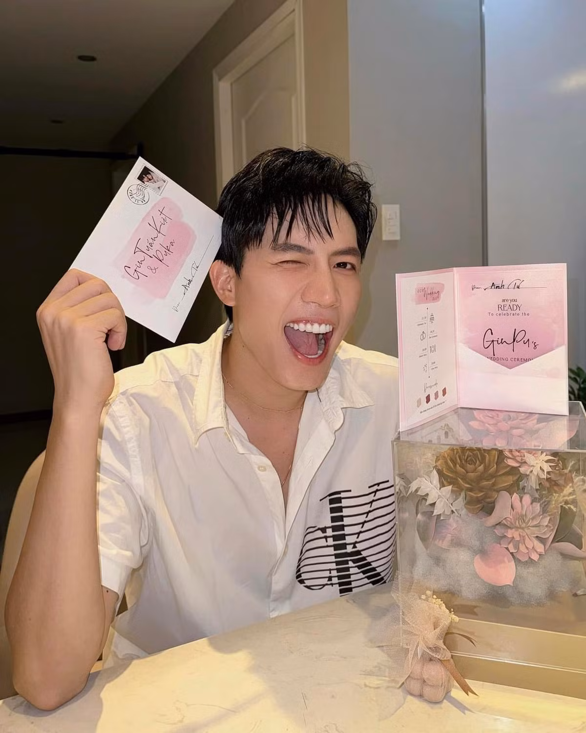 Anh Tú cũng không bỏ lỡ dịp trọng đại này, đặc biệt fan của “cặp đôi hàng xóm” còn thành tâm “xin vía” từ Gin Tuấn Kiệt và Puka.
