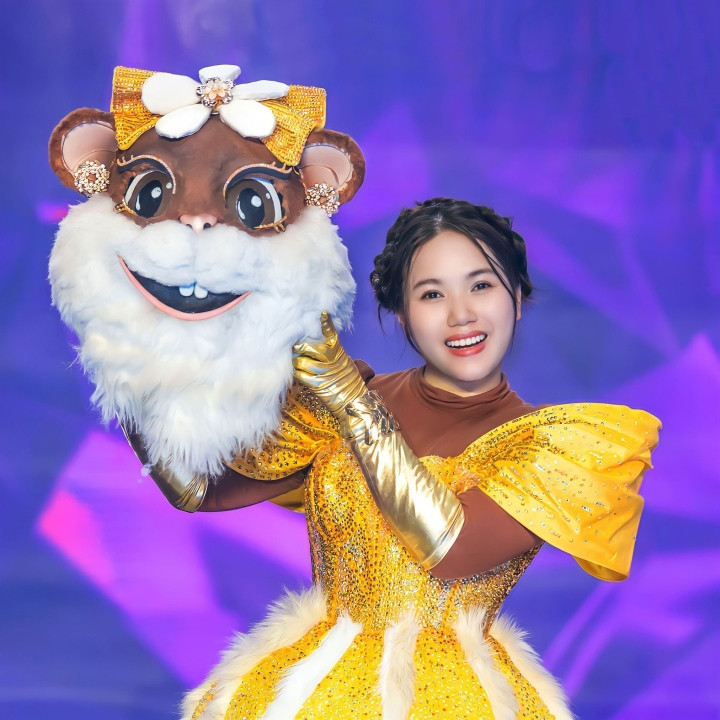 "Tí Nâu" Thùy Chi lộ diện tại Ca Sĩ Mặt Nạ. "Tí Nâu" Thùy Chi lộ diện tại Ca Sĩ Mặt Nạ.