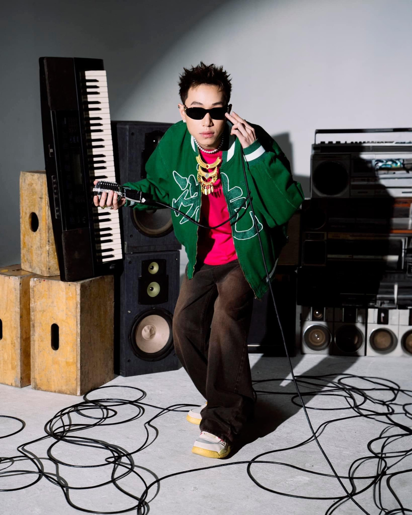 Double2T nổi lên nhờ loạt hit mang âm hưởng dân tộc nhưng vẫn đủ hiện đại, gần gũi Gen Z. Double2T nổi lên nhờ loạt hit mang âm hưởng dân tộc nhưng vẫn đủ hiện đại, gần gũi Gen Z.