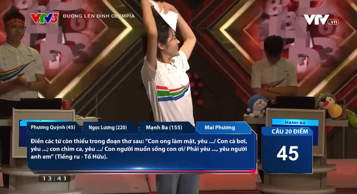 Biểu cảm dễ thương của nữ sinh Mai Phương thu hút ánh nhìn của khán giả trường quay.