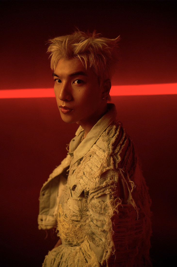 HIEUTHUHAI cùng visual "phát sáng" trong album đầu tay. HIEUTHUHAI cùng visual "phát sáng" trong album đầu tay.