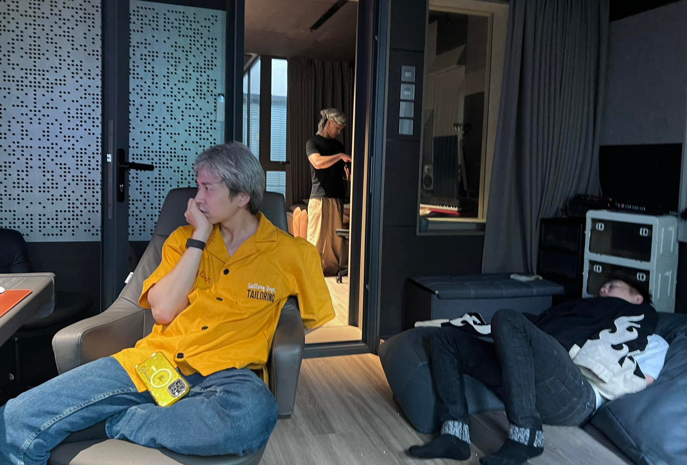 Hình ảnh vật vờ của hội người “vừa suy vừa liều” tại nhà ông bố hai con - JustaTee. Hình ảnh vật vờ của hội người “vừa suy vừa liều” tại nhà ông bố hai con - JustaTee.