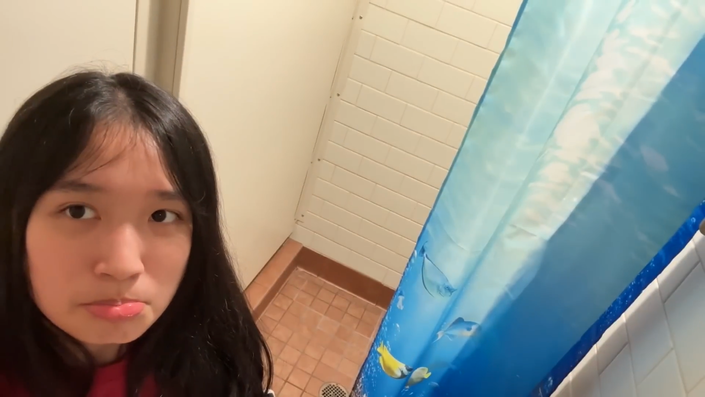 Tuy vậy, phòng tắm lại ghi điểm với không gian sạch sẽ. - Ảnh: Jenny Huynh Tuy vậy, phòng tắm lại ghi điểm với không gian sạch sẽ. - Ảnh: Jenny Huynh