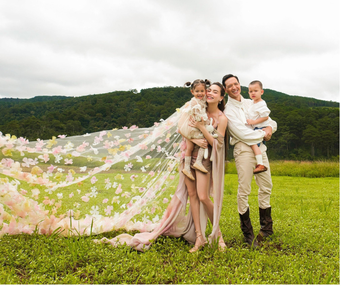 Hồ Ngọc Hà đem cả gia đình nhỏ lên MV mới. Hồ Ngọc Hà đem cả gia đình nhỏ lên MV mới.