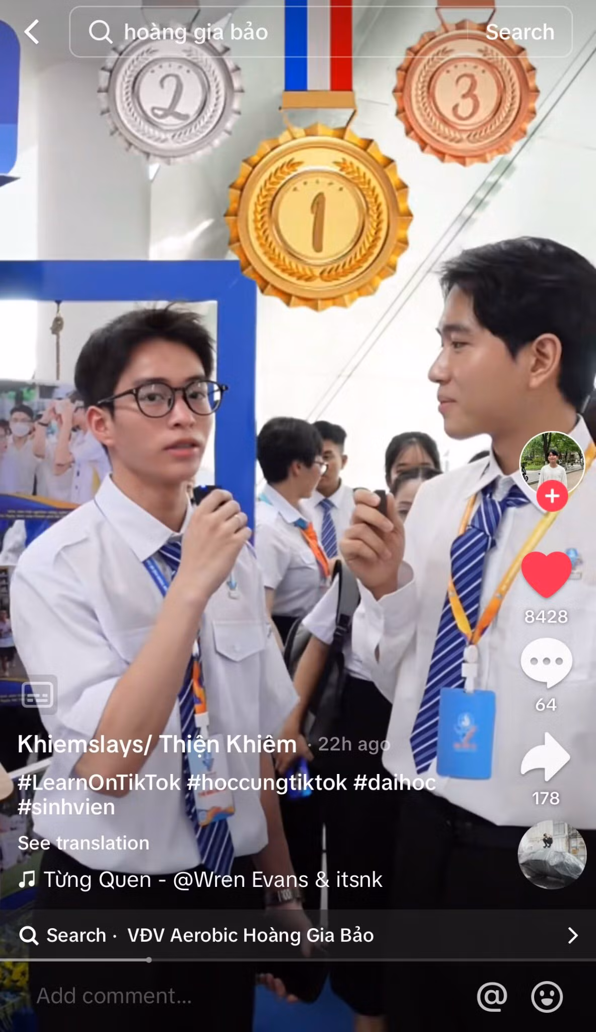 Gia Bảo trong cuộc phỏng vấn với Khiemslays tại Đại hội. Nguồn ảnh: @khiemslayss (TikTok)