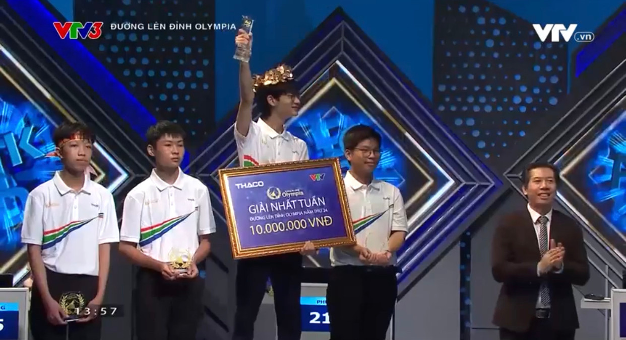 Giây phút nhận phần thưởng của 4 chàng trai. Giây phút nhận phần thưởng của 4 chàng trai.