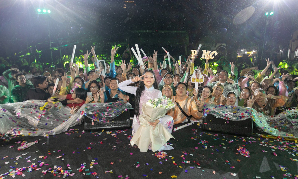 Showcase của Phương Mỹ Chi với sự tham gia của 3000 khán giả và nhiều nghệ sĩ nổi tiếng. Showcase của Phương Mỹ Chi với sự tham gia của 3000 khán giả và nhiều nghệ sĩ nổi tiếng.