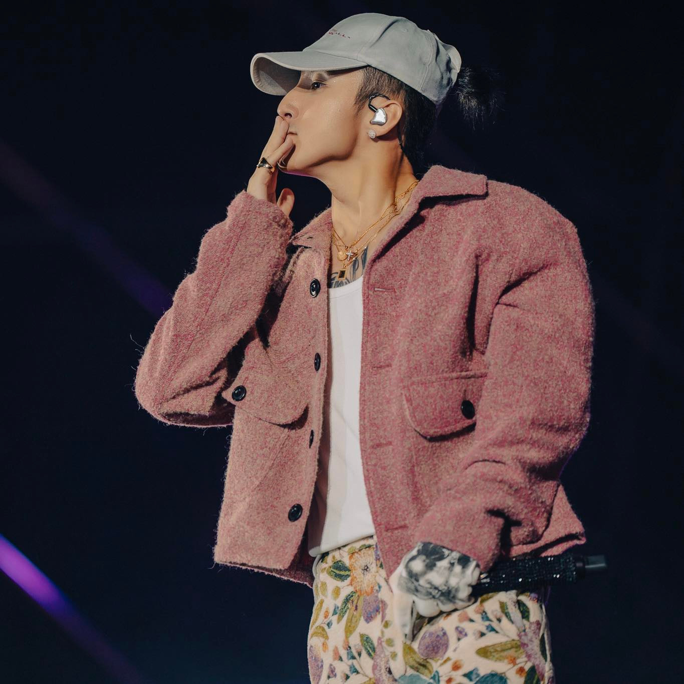 Sơn Tùng M-TP và chiếc áo &quot;định mệnh&quot; trong đêm diễn.