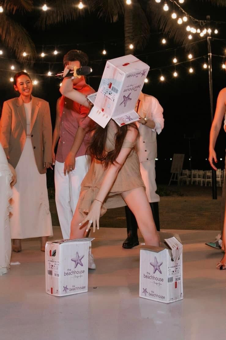 Khó nhận ra Hòa Minzy bởi sự lầy lội không ai dám làm lại này. Khó nhận ra Hòa Minzy bởi sự lầy lội không ai dám làm lại này.