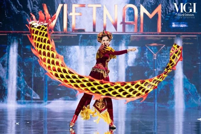 Lê Hoàng Phương như một nữ chiến binh trong trang phục truyền thống.